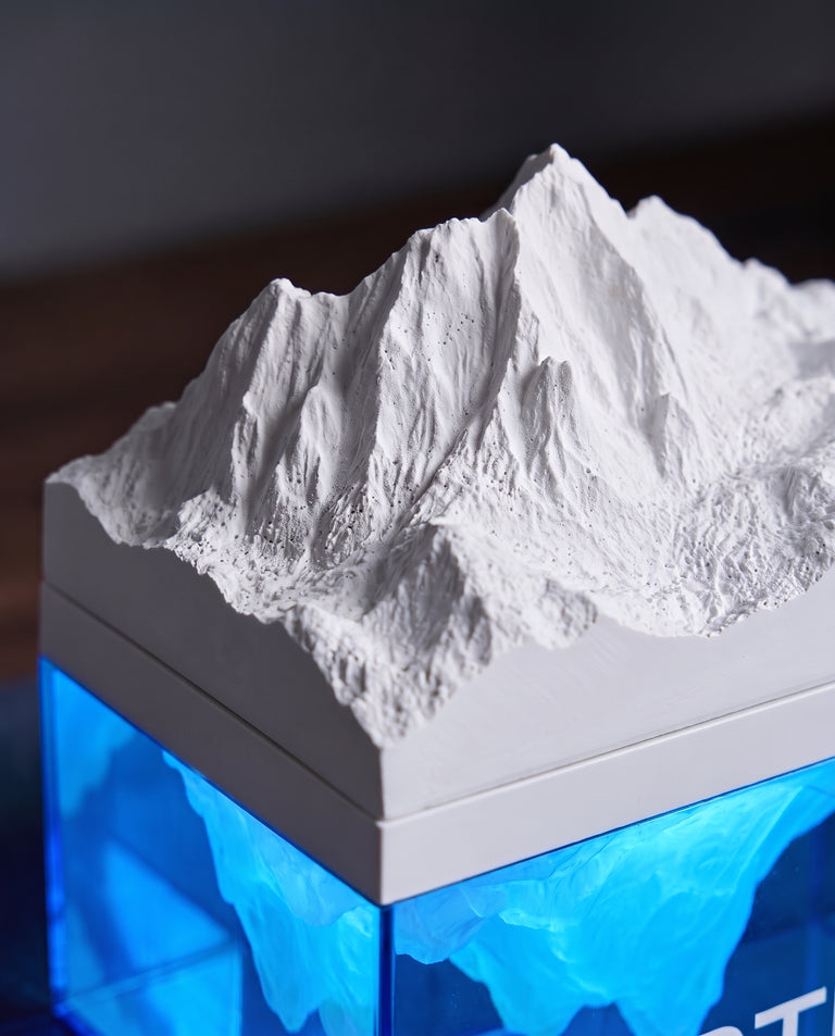 Rzeźba gór z gipsu lampki Lumina Mountains w błękitnym świetle