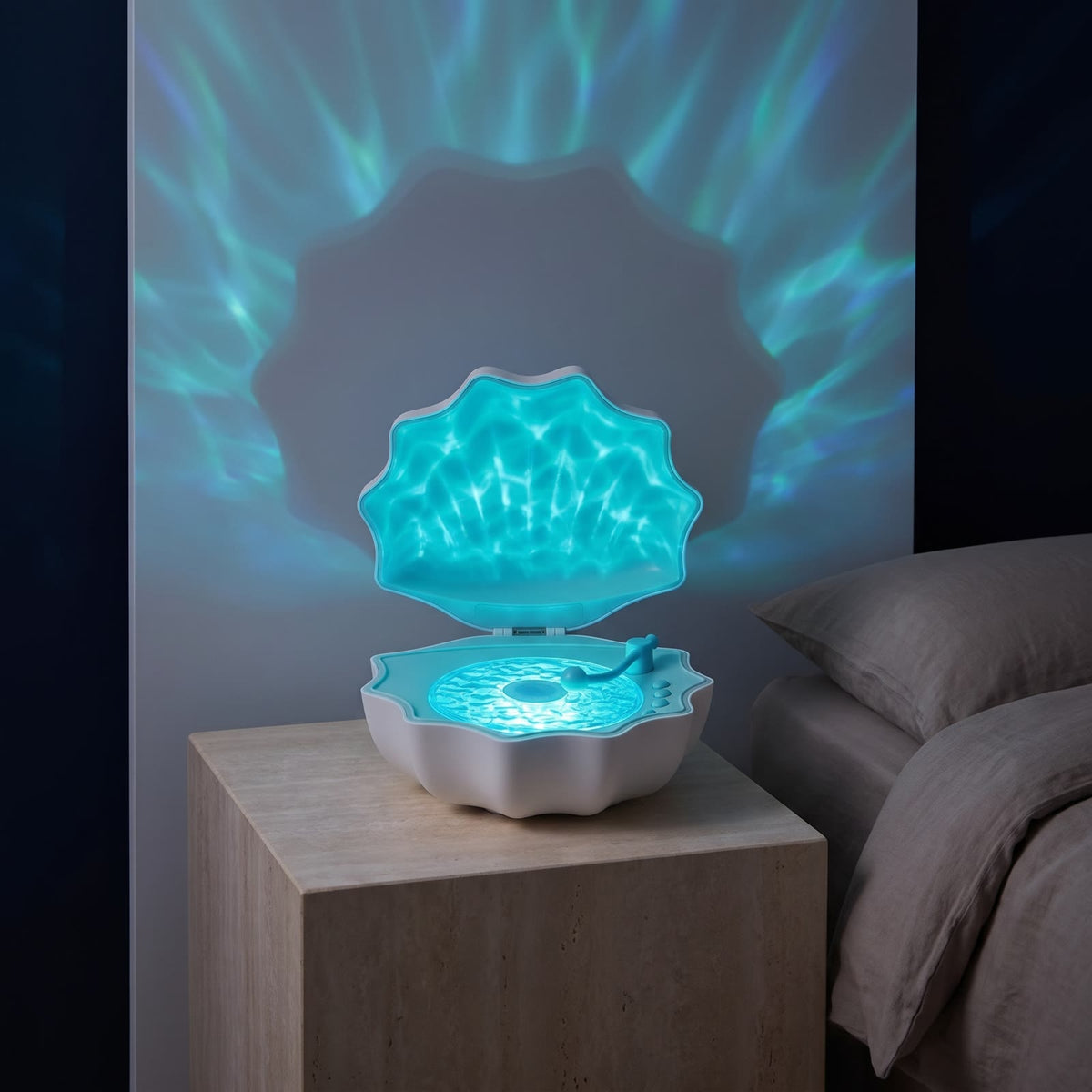 Lampka Lumina Muszelka turkusowa włączona wieczorem na kamiennej szafce nocnej, turkusowe fale światła na ścianie